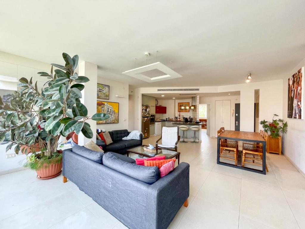 Spacious cosy & renovated flat in central Tel Aviv photo 2