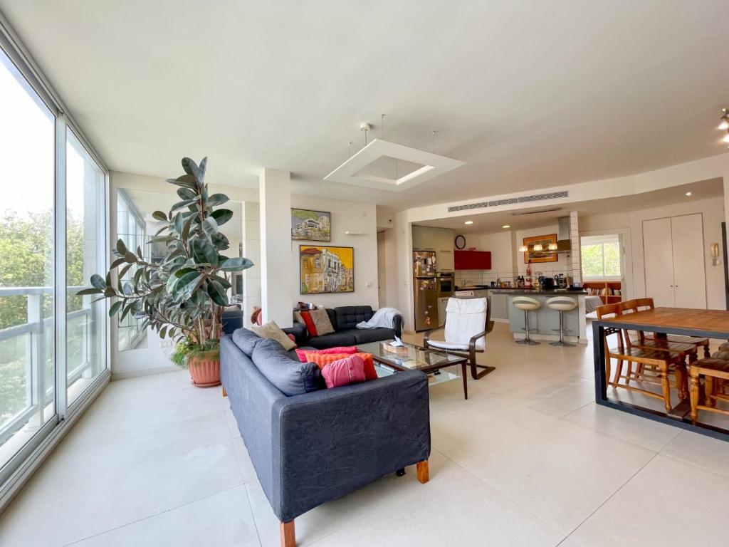 Spacious cosy & renovated flat in central Tel Aviv photo 1