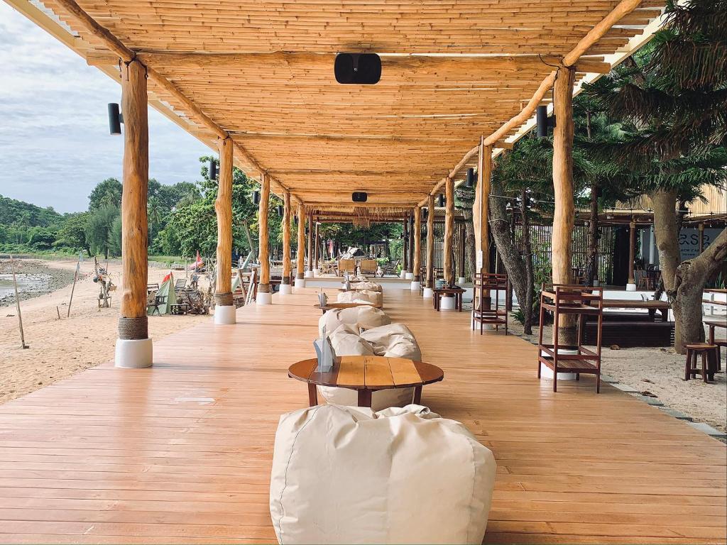 Issara Beach Resort Beachfront photo 1
