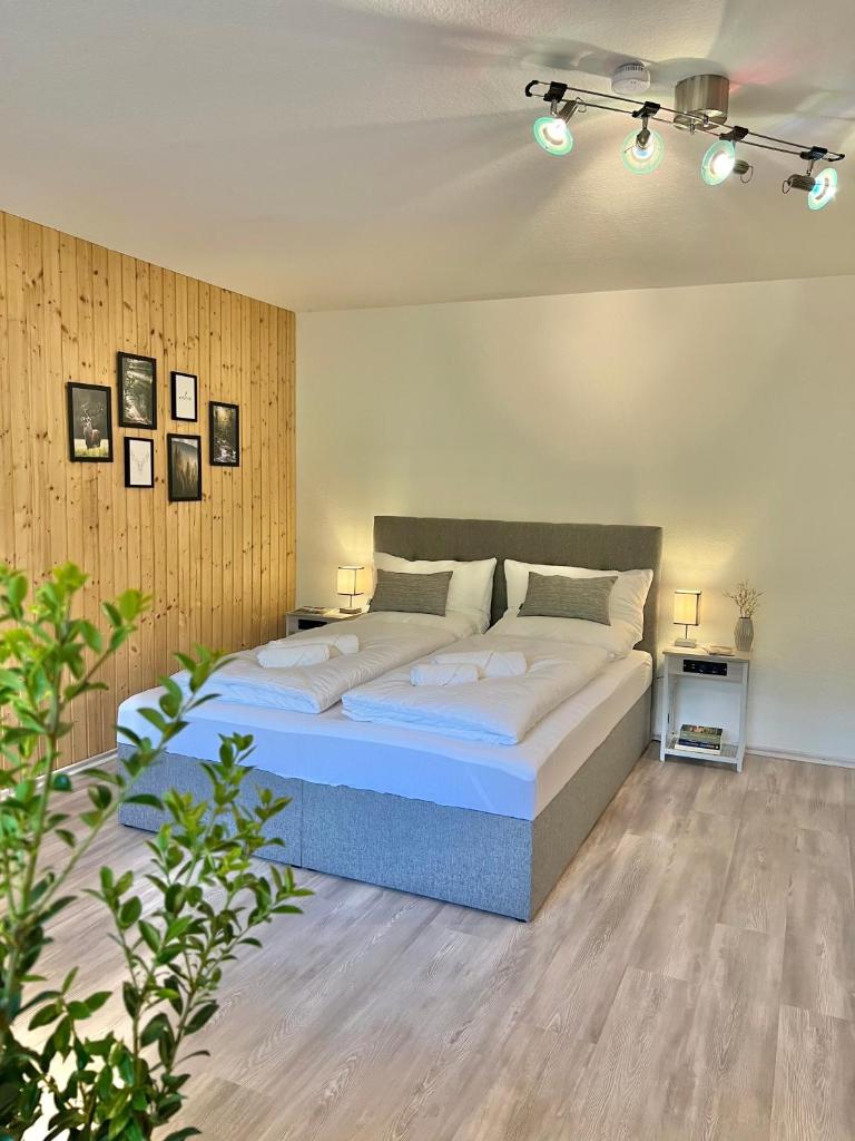An Wanderwegen gelegen mit Terrasse und Boxspringbett photo 1