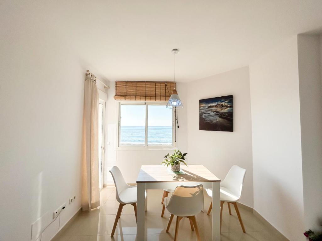 Apartment on the 1st line of the Sabinillas beach with sea views photo 2