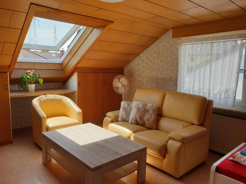 Sonnige ruhige Dachzimmer inkl WIFI plus Kaffee mit WG Dusche und neuer Küche photo 1