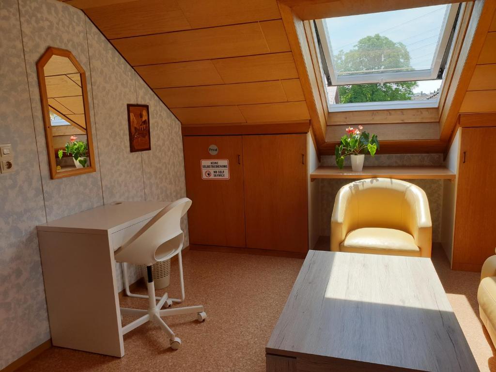 Sonnige ruhige Dachzimmer inkl WIFI plus Kaffee mit WG Dusche und neuer Küche photo 2