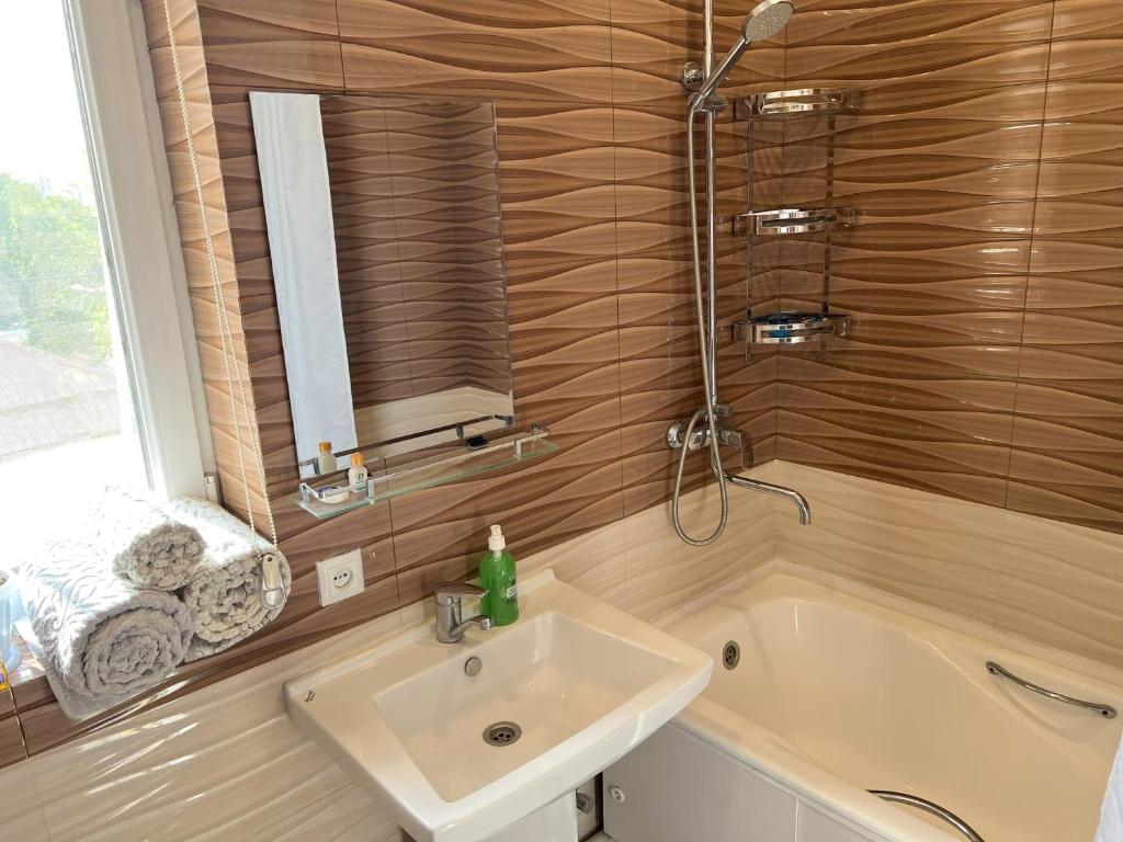 Large modern apartment mix style photo 2