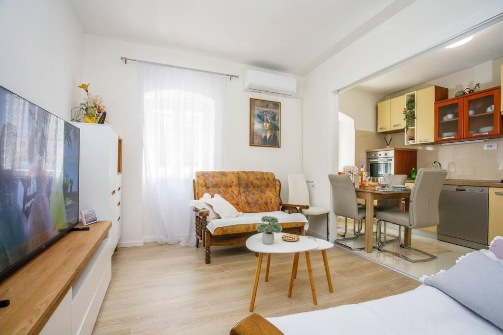 New Charming Apartment Ivana - centrally located photo 4
