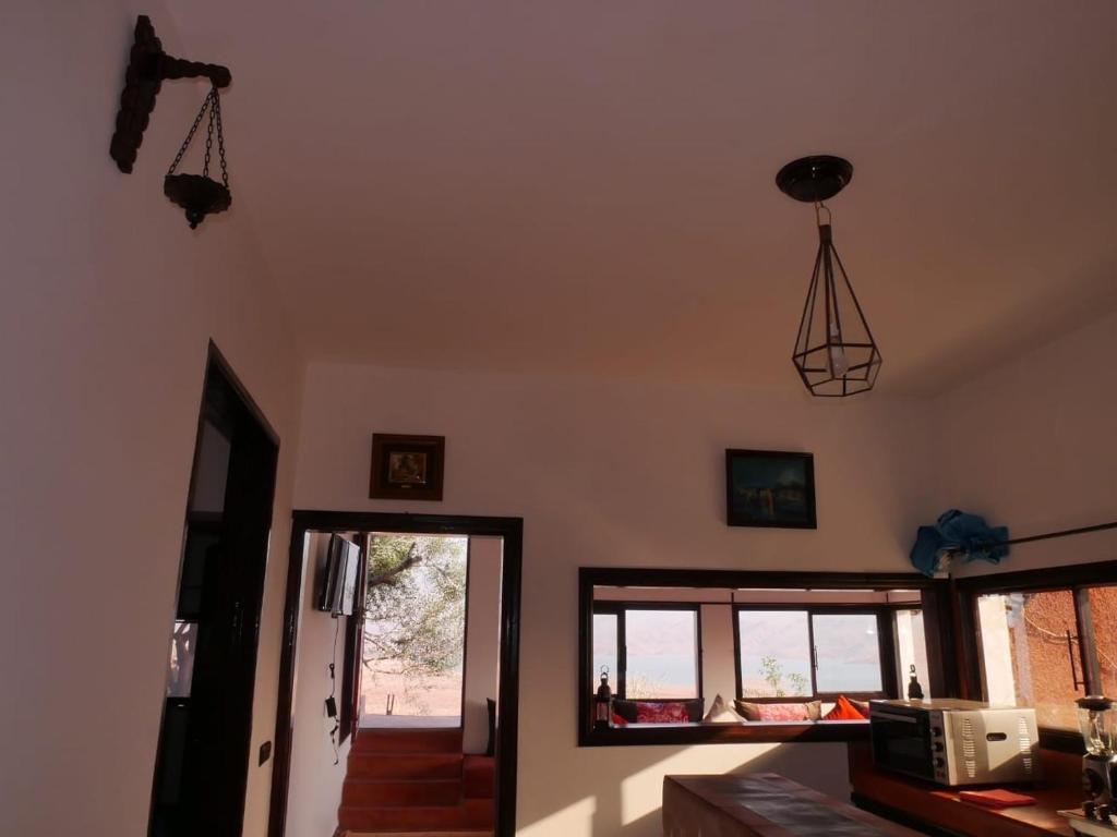 petite jolie maison vue sur lac photo 1