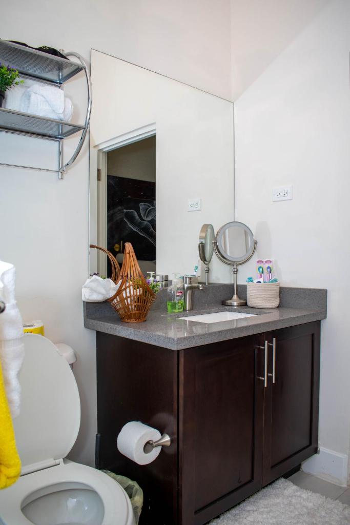 King Bed Studio/Gated/Fast Wi-Fi/Near Ocho Rios photo 1
