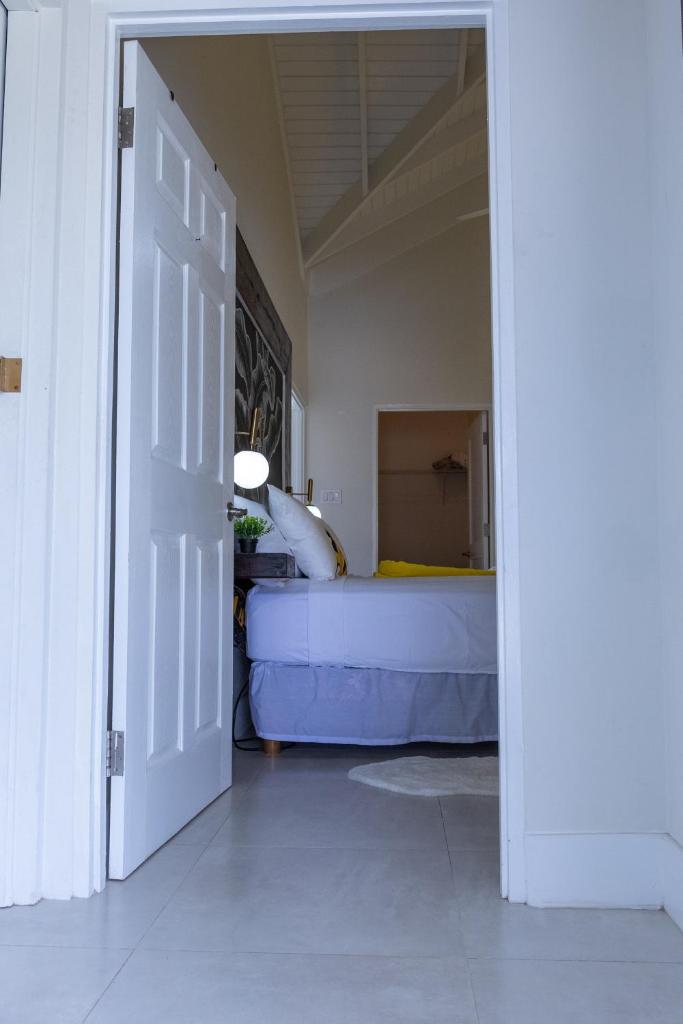 King Bed Studio/Gated/Fast Wi-Fi/Near Ocho Rios photo 4