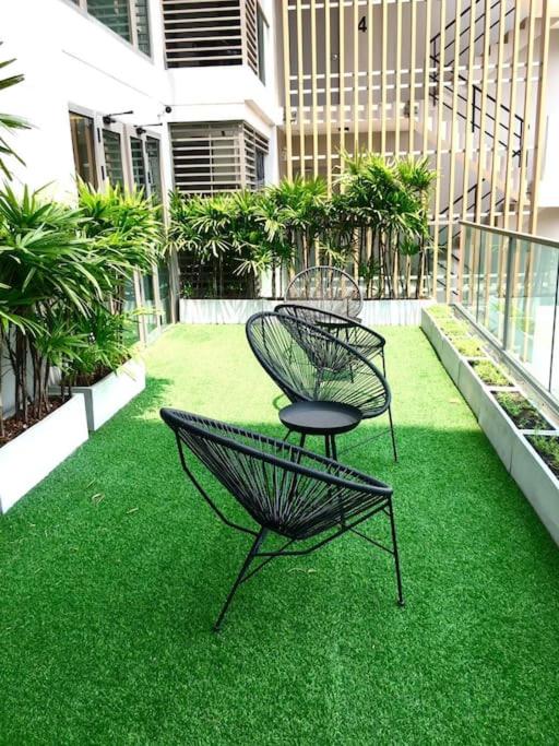 Lovely condo with swimming pool. photo 1