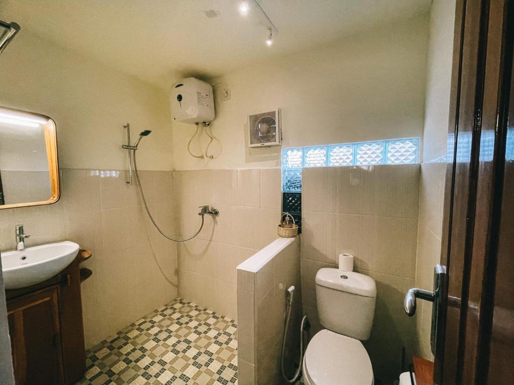 Cool Breeze Authentic Hotel Labuan Bajo Komodo - Tap to explore photos