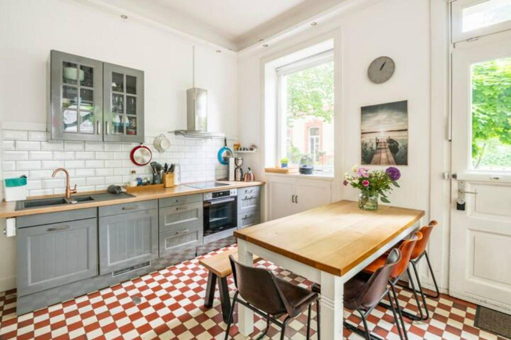 Großzugige 185m2-Altbauwohnung in Bestlage 7Zimmer-2Bader-2Kuchen-2WCs
