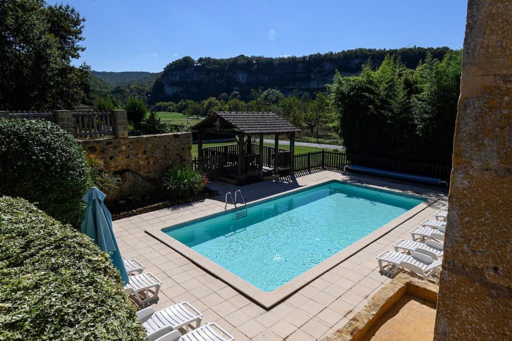 Spacious gite with private terrace and incredible view, shared swimming pool