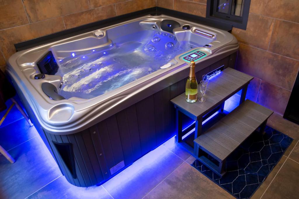 Le Charme Martégal Suite/Spa photo 2