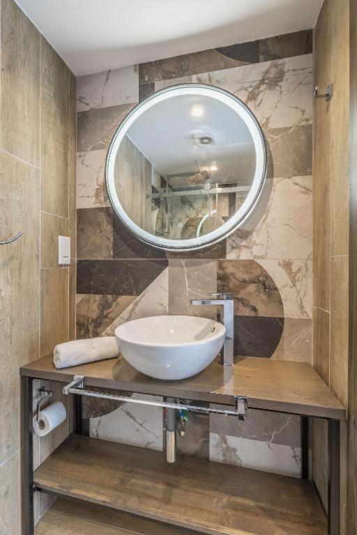 Studio 33 with twin beds & kitchenette at the new Olo living photo 2
