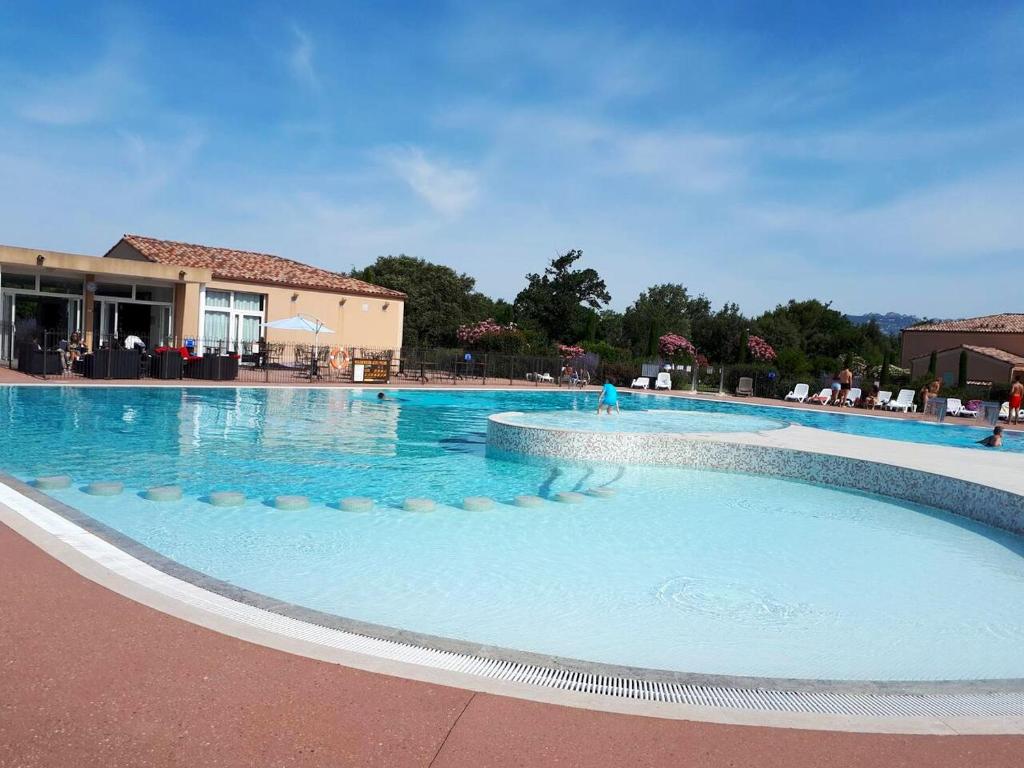 Maison de 2 chambres avec piscine partagee terrasse amenagee et wifi a Aubignan