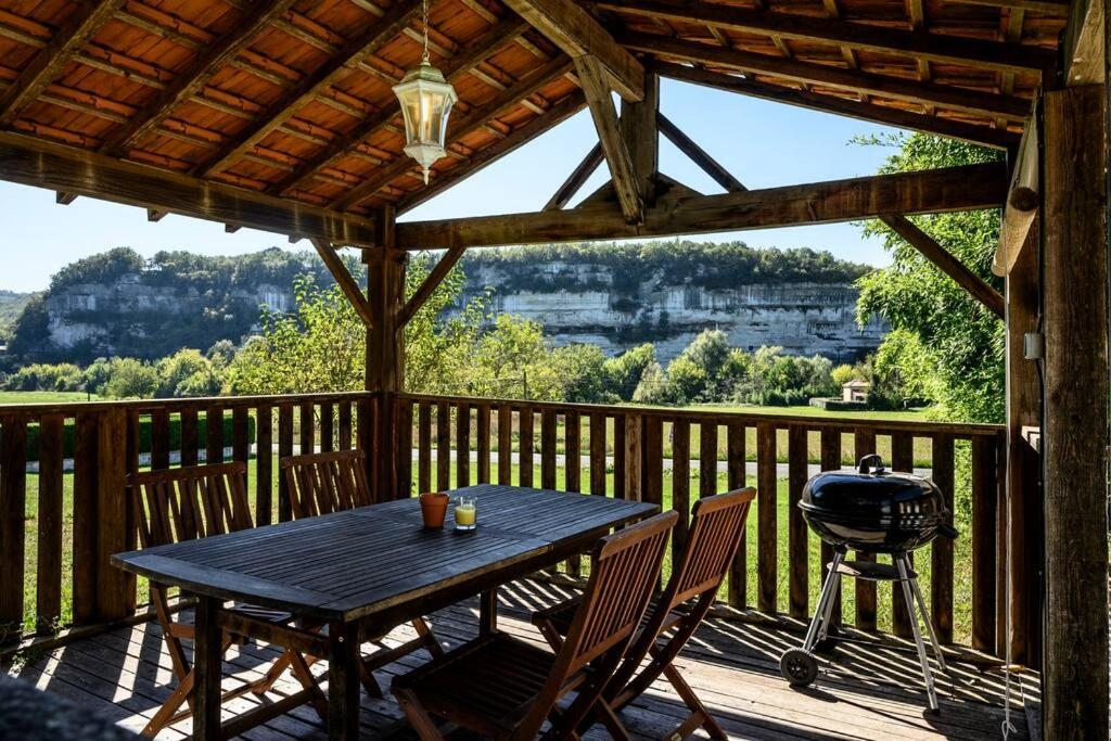 3 bedrooms with 3 ensuite bathrooms, covered terrace with beautiful view, shared pool