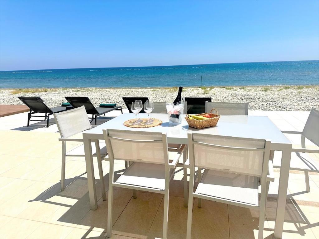Sayers Beachfront Villa photo 4