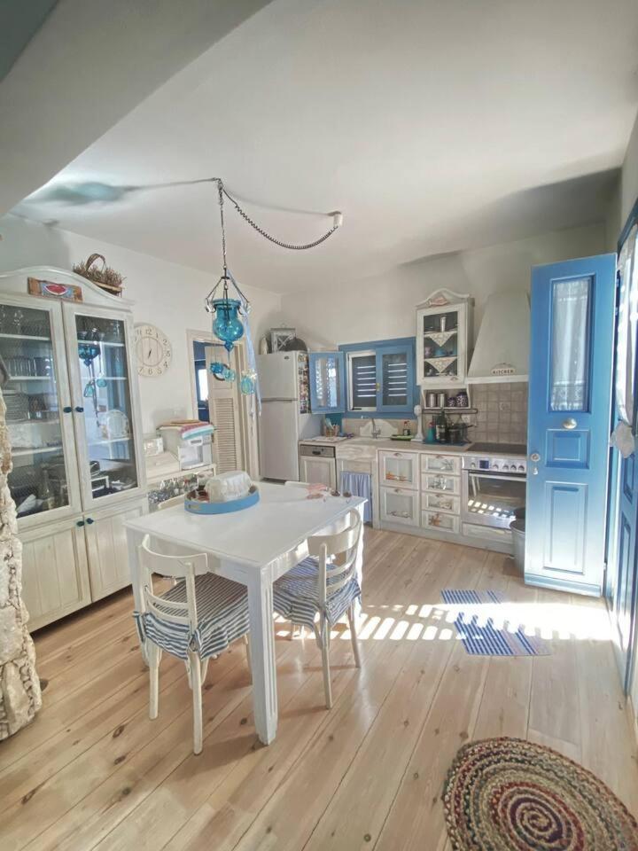 Blue & White Cycladic house photo 1