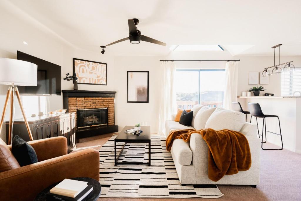 Modern Contemporary Condo - DTC Boston Commons
