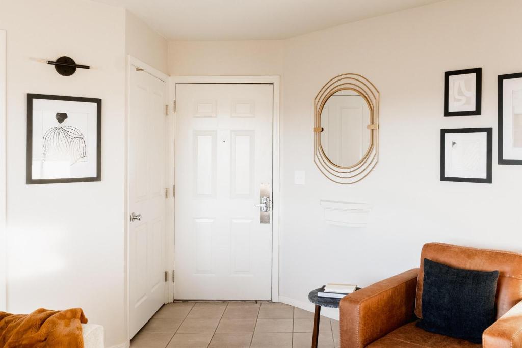 Modern Contemporary Condo - DTC Boston Commons photo 4