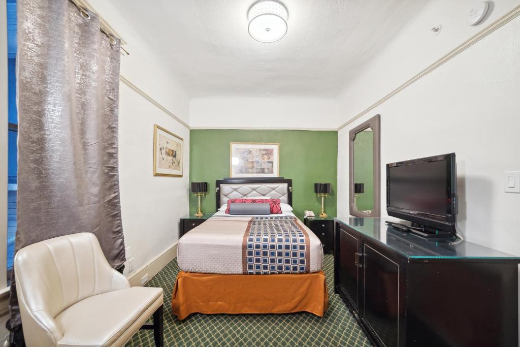 Union Square Plaza Hotel Room Type - Standard with One Full Size Bed