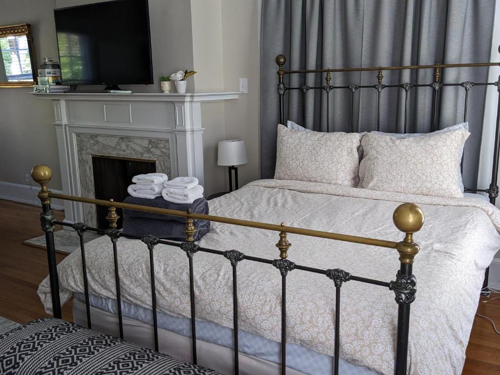 Spacious 2br In Grand Old Home, Downtown Durham image