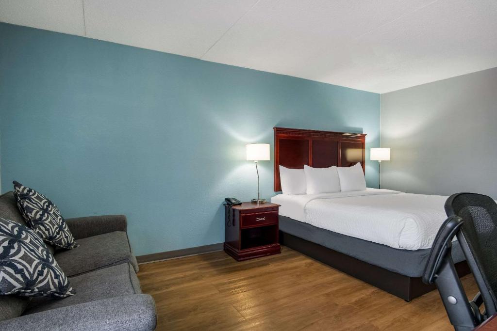 Clarion Inn and Suites Airport photo 1