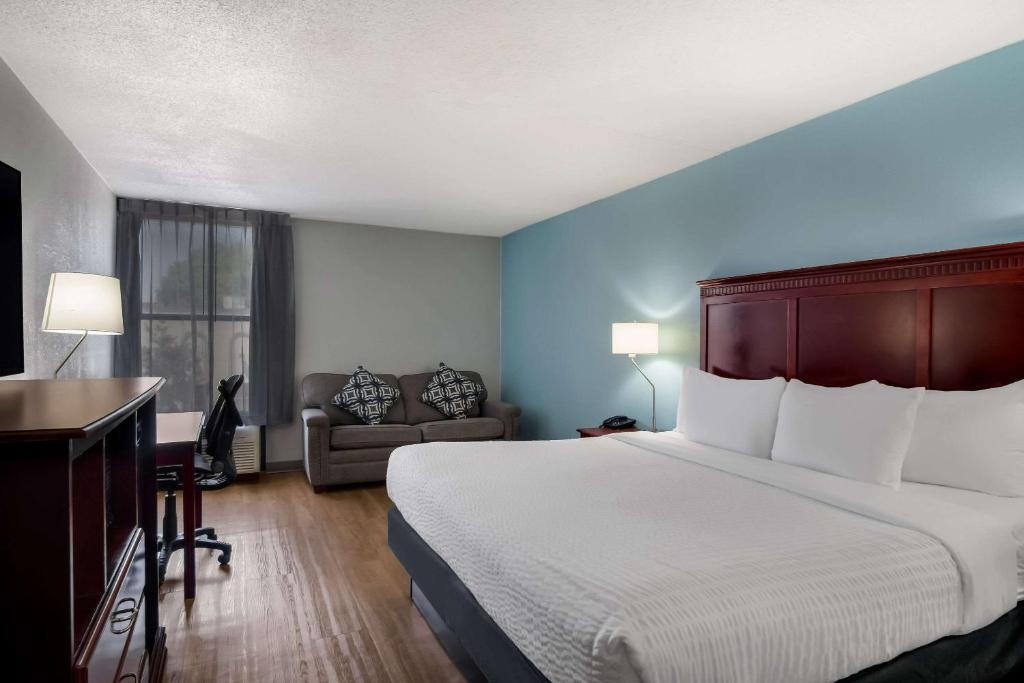 Clarion Inn & Suites Airport image