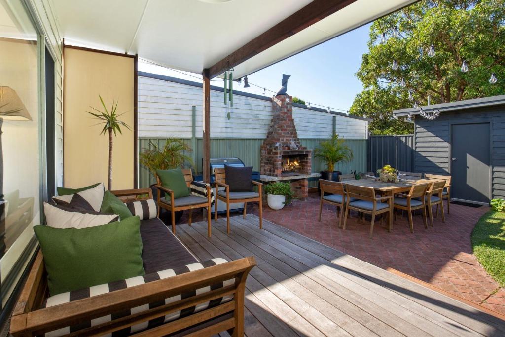 Amaroo - Pet Friendly - 2 Mins Walk to Beach - Outdoor Fireplace