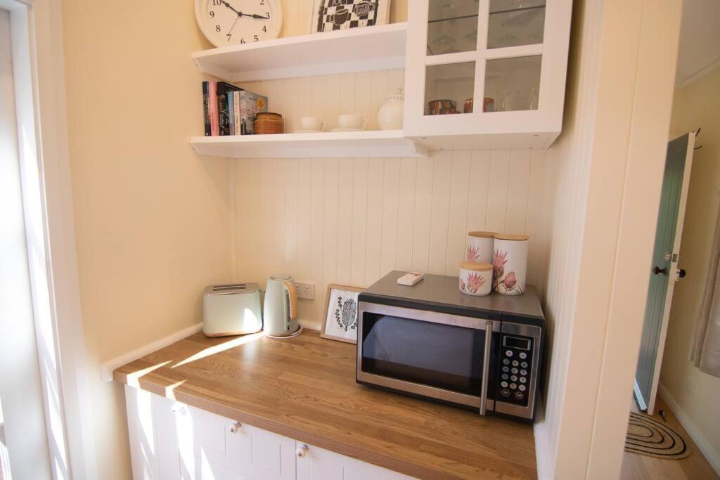 Bottlebrush Cabin, cosy private cabin in the trees photo 2