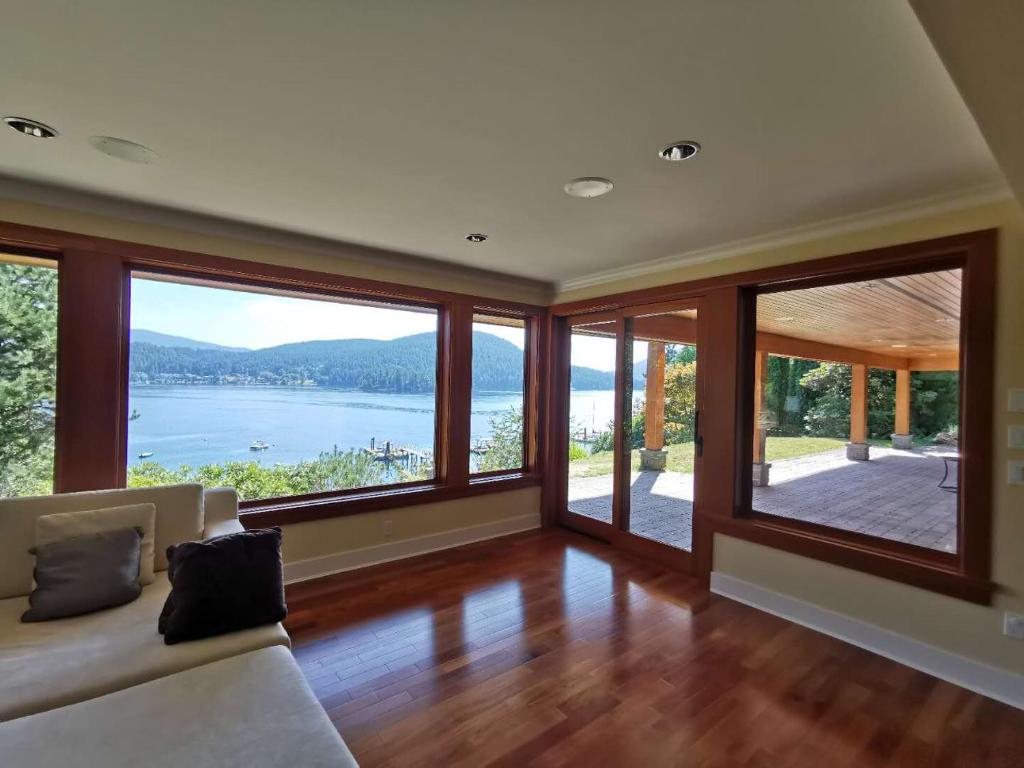 Deep Cove Stunning Waterfront Whole House photo 1