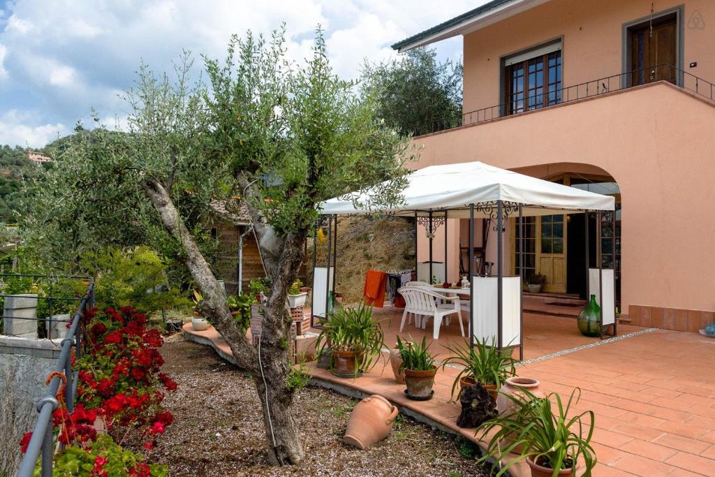 Room in Villa - Room in the hills with garden and sea view