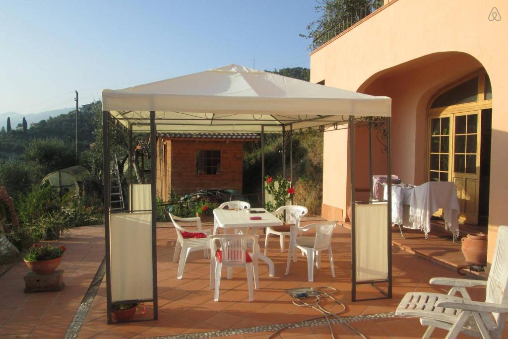 Room in Villa - Room in the hills with garden and sea view photo 1