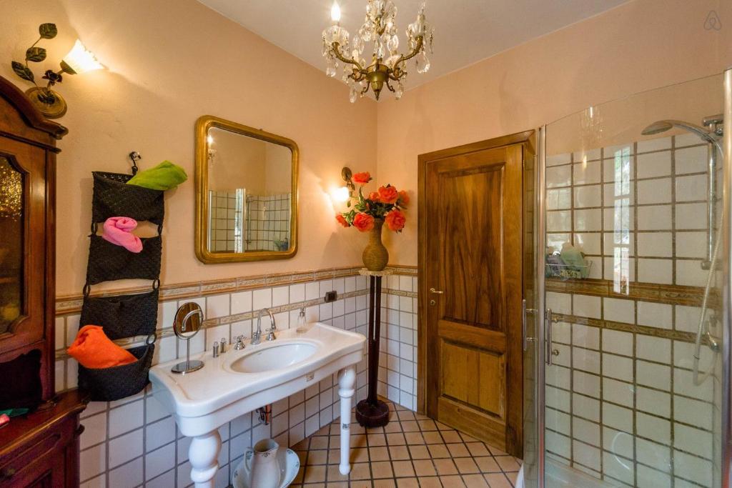 Room in Villa - Room in the hills with garden and sea view photo 4