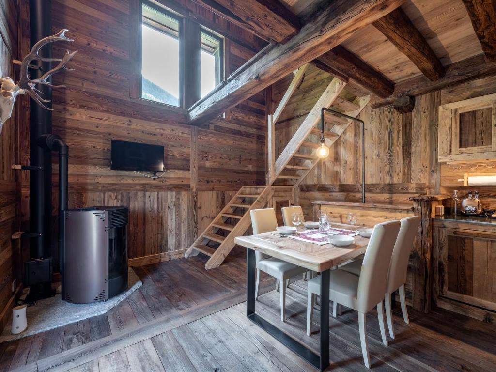 Chalet Les Combes by Interhome photo 2