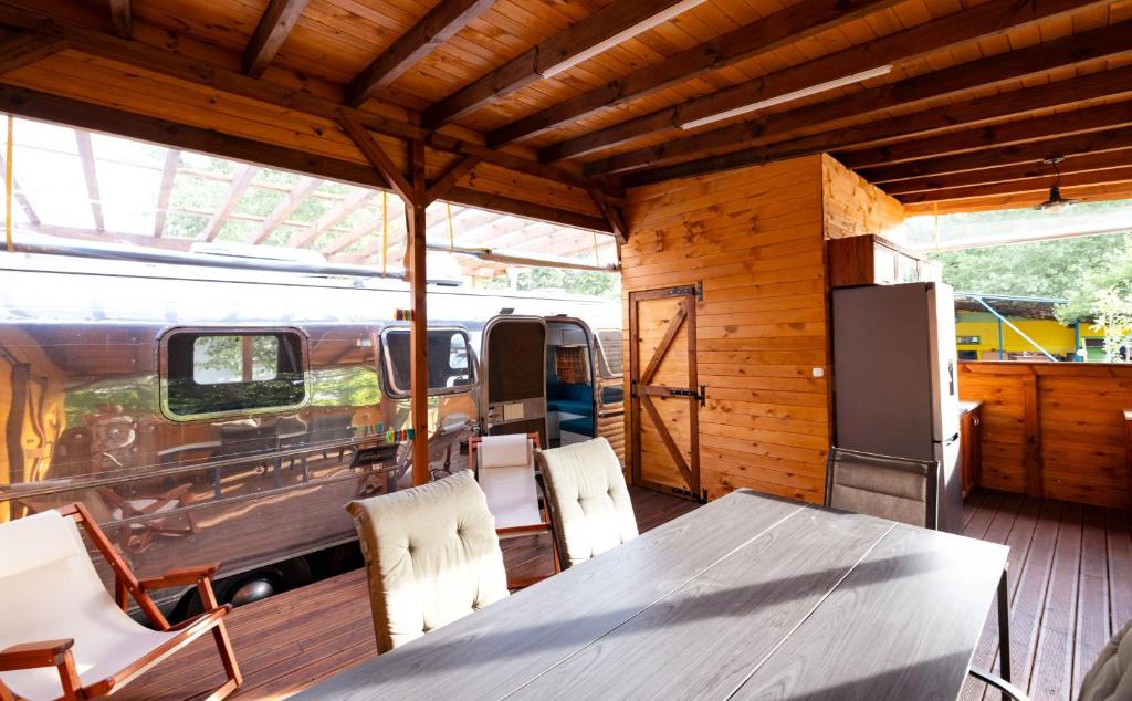 Luxury Vintage Airstream RV/Caravan Retro Charm Meets Comfort photo 2
