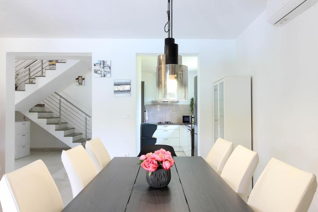 Wonderful villa wit pool surrounded by nature, high level of privacy a few minutes by the beach and town center by car photo 2