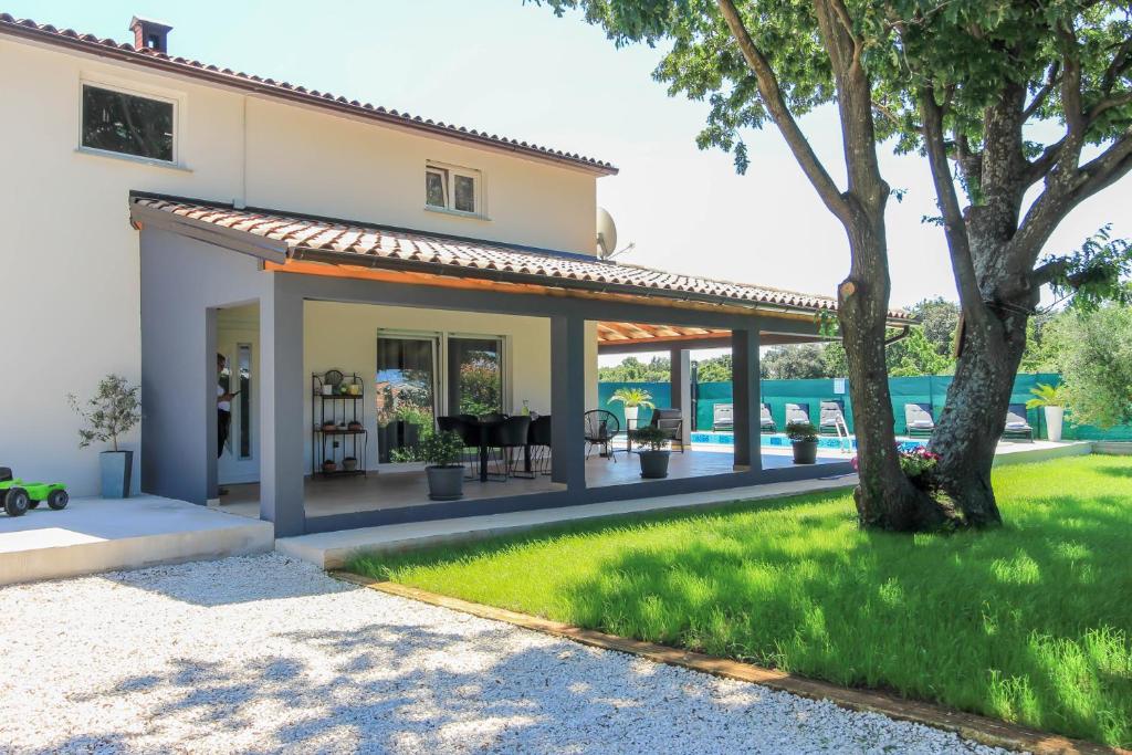 Wonderful villa wit pool surrounded by nature, high level of privacy a few minutes by the beach and town center by car photo 3