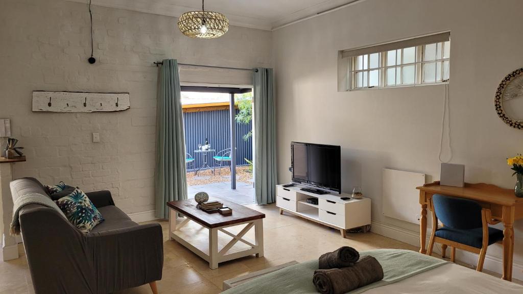 Pelican Cottage - 800m from Beach & Yacht School photo 4