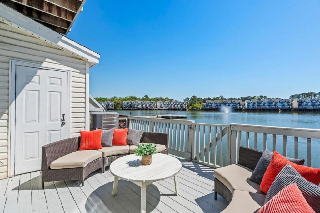 ☆Live on the Water! Lake Palmetto Palm w/ Patio - 10Min to Downtown & Beaches☆ photo 1