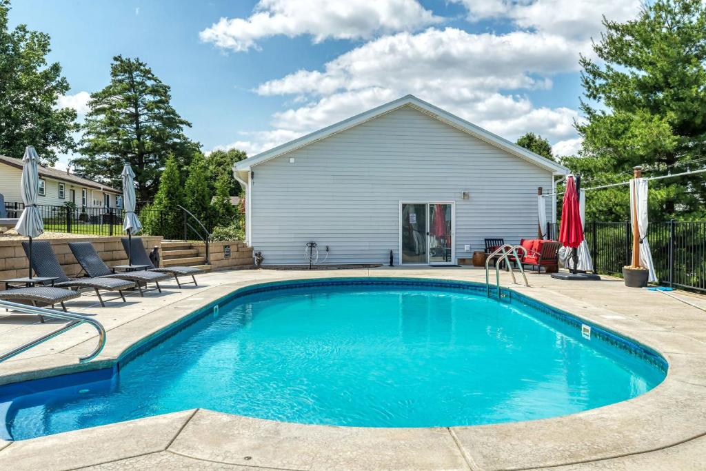 Cottleville Cabana Pool Side Getaway by Sarah Bernard Vacation Rentals photo 2