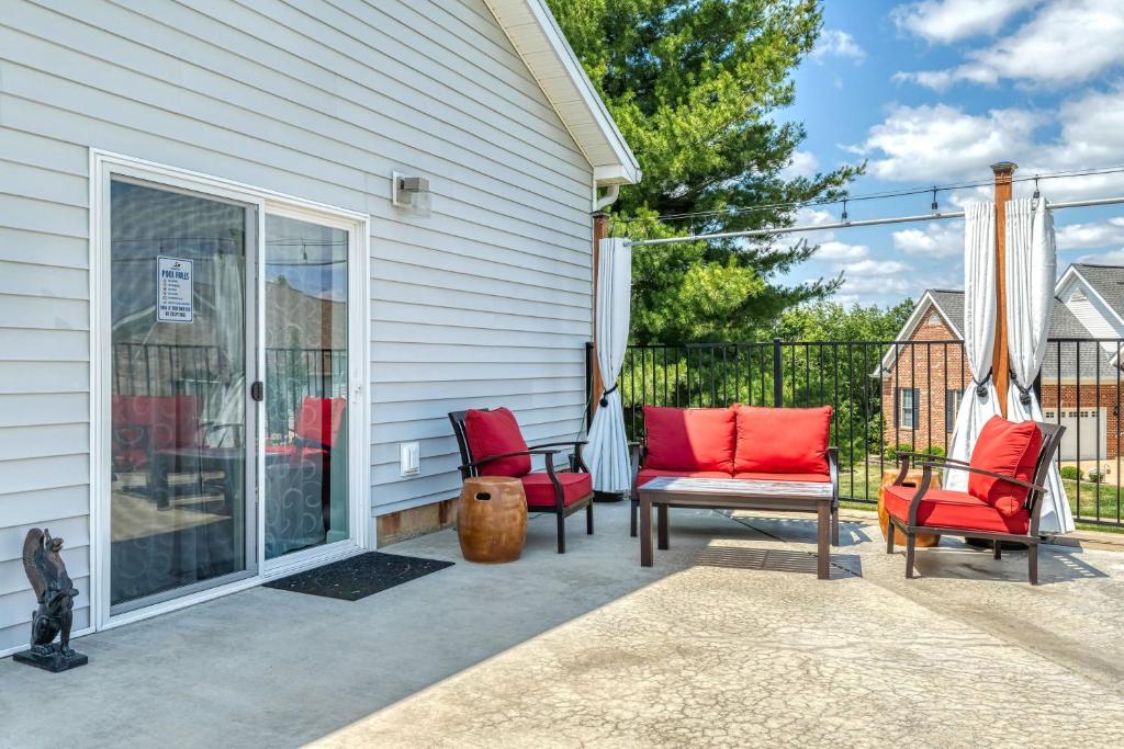 Cottleville Cabana Pool Side Getaway by Sarah Bernard Vacation Rentals photo 3