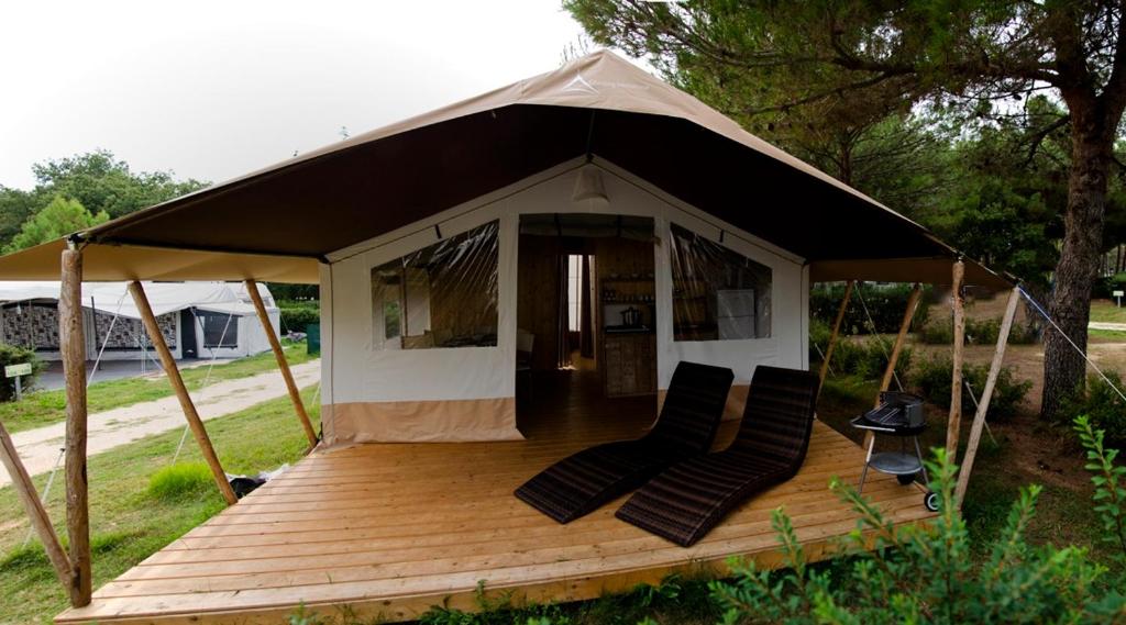 Drago Tours LODGE TENT Holiday Deluxe, Lanterna photo 1