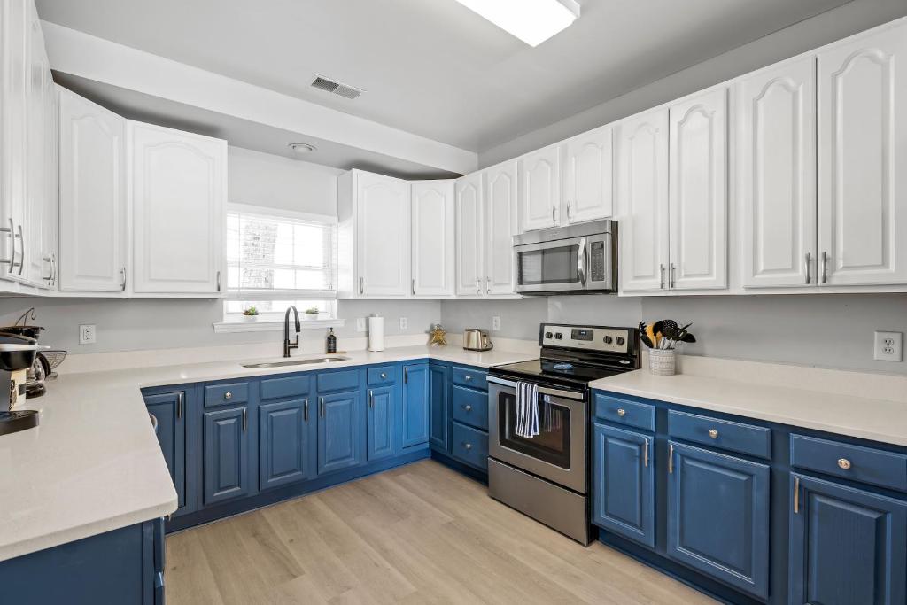 ☆Live on the Water! Lake Palmetto Palm w/ Patio - 10Min to Downtown & Beaches☆ photo 3