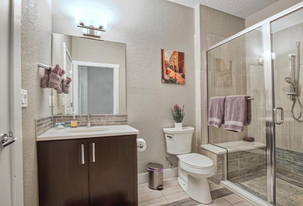 Modern Townhome near Old Town, Breweries, & River! photo 4