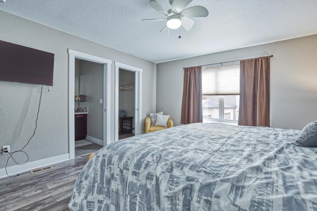 Modern Townhome near Old Town, Breweries, & River! photo 3