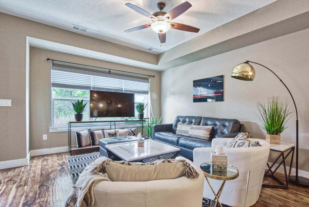 2 Bedroom townhome, super close to downtown FC! photo 2