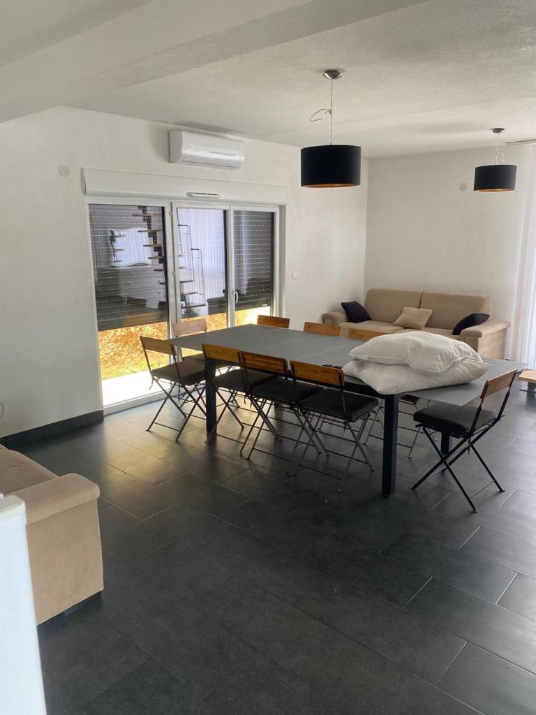 APARTMAN U PRIZEMLJU S 2 SOBE photo 1