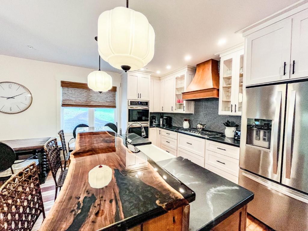 Stunning modern farmhouse with Lake Access photo 1