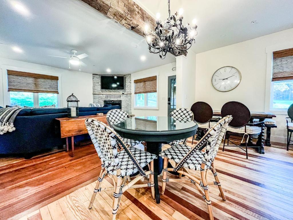 Stunning modern farmhouse with Lake Access photo 4